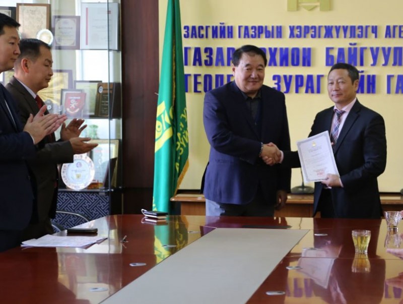 Улсын тусгай хэрэгцээний газрын гэрчилгээг гардуулан өглөө