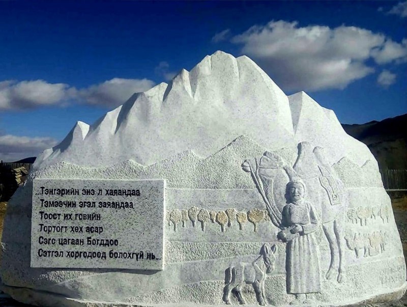 "Сэгс цагаан богд" найраглалд зориулсан гэрэлт хөшөө сүндэрлэлээ