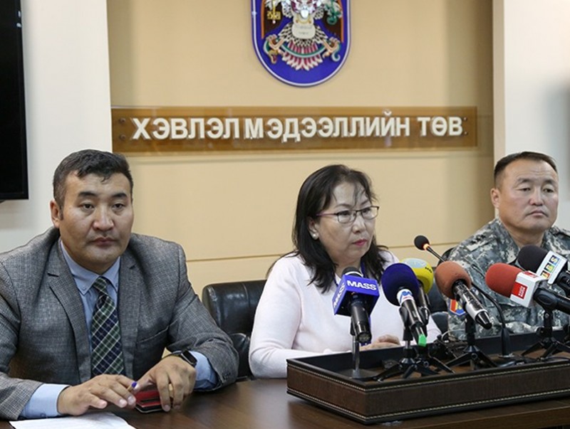 Сайжруулсан түлшийг зөв хэрэглэх, зуухны зөв галлагааны талаар айл өрхүүдэд биечлэн зөвлөгөө өгч байна