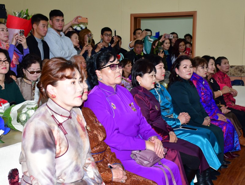 Эрүүл мэндийн салбарынханд төрийн дээд шагнал гардуулав