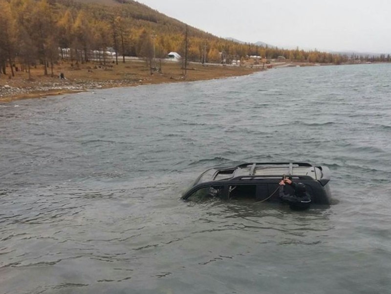 Хөвсгөл нууранд живсэн автомашиныг гаргав