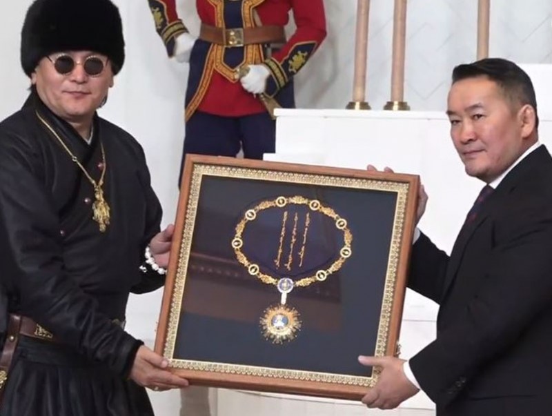 "The Hu" хамтлаг “Чингис хаан” одон хүртлээ