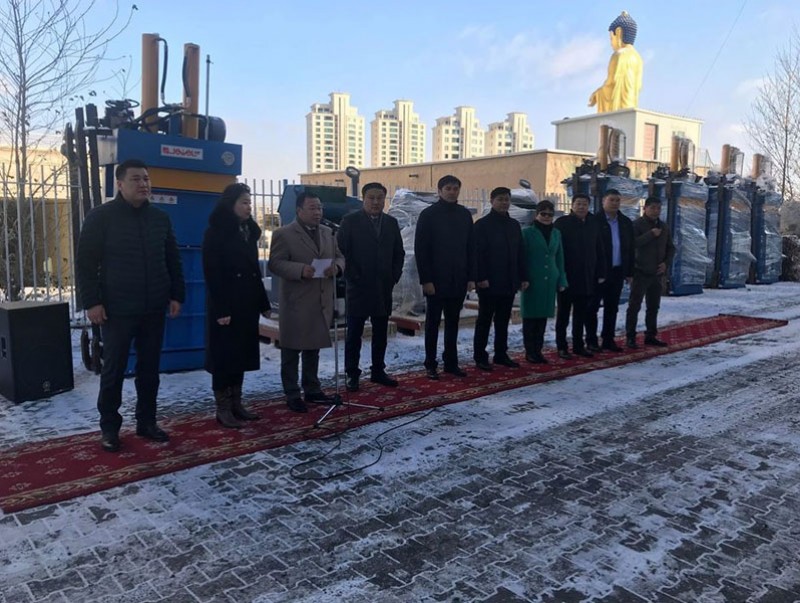 Найман аймагт хуванцар хог бутлагч, преслэгч машин хүлээлгэж өглөө