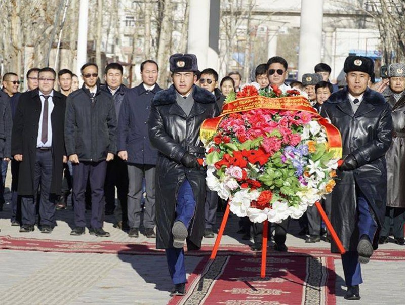 “Аврагчийн гараас-Амьдрал цэцэглэнэ” хөшөөнд цэцэг өргөлөө