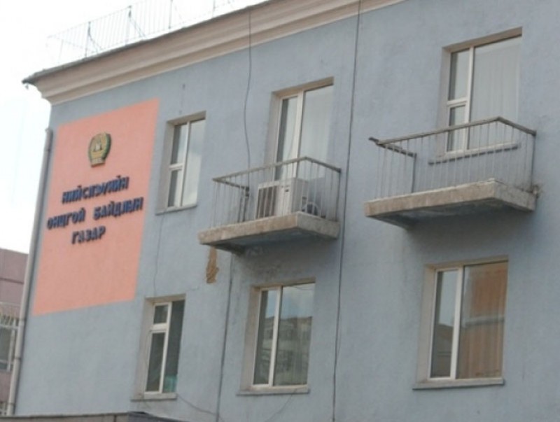 Согтууруулах ундаа хэтрүүлэн хэрэглэсэн үедээ байрны дээвэр дээр гарч зодолджээ