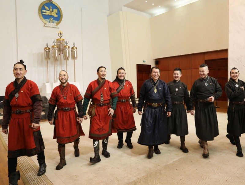 Эх орондоо ирсэн “The Hu” хамтлагийн гишүүдэд Монгол Улсын Төрийн дээд шагнал, тэргүүн зэргийн “Чингис хаан” одон гардууллаа