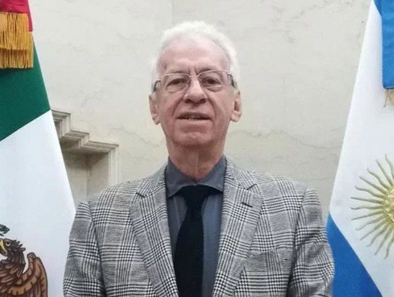 Элчин сайд ном хулгайлахыг завджээ
