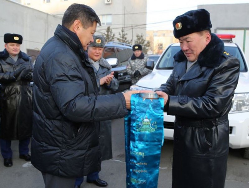 Шуурхай албаны автомашин хүлээлгэн өглөө