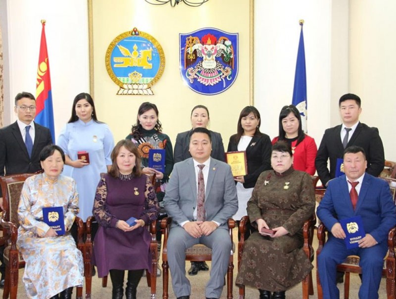 Төлөөлөгч С.Мөнхчулуун иргэдэд шагнал гардуулав