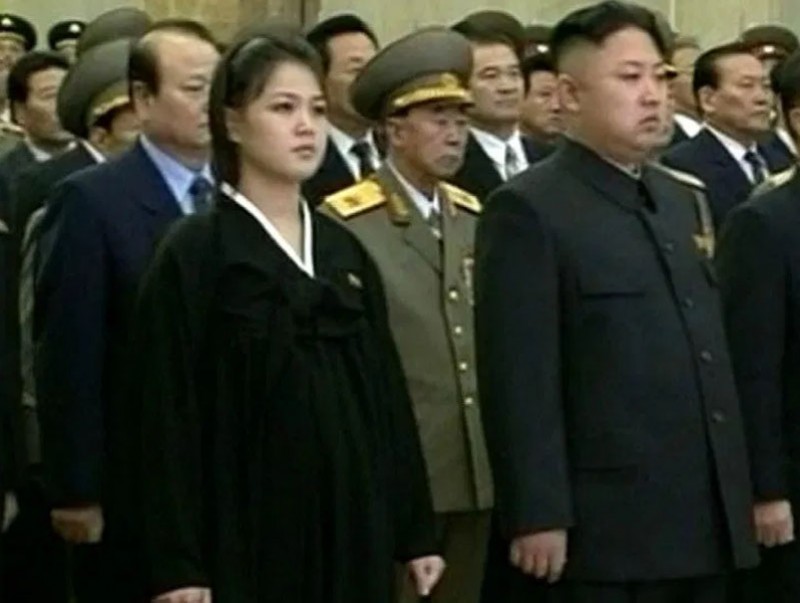 Ким Жон Ун эцгийнхээ бунханд хүндэтгэл үзүүллээ