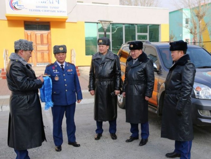 Шуурхай албаны автомашинтай боллоо