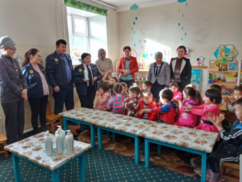 Сургууль, цэцэрлэгүүдэд халдваргүйжүүлэгч “Санитол” хандивлав