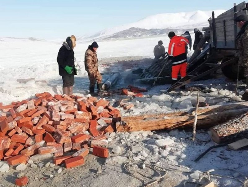“Даян” нууранд цөмөрсөн автомашиныг татан гаргалаа