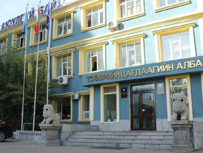 Согтуу жолооч автобус мөргөж, гурван хүүхэд гэмтжээ