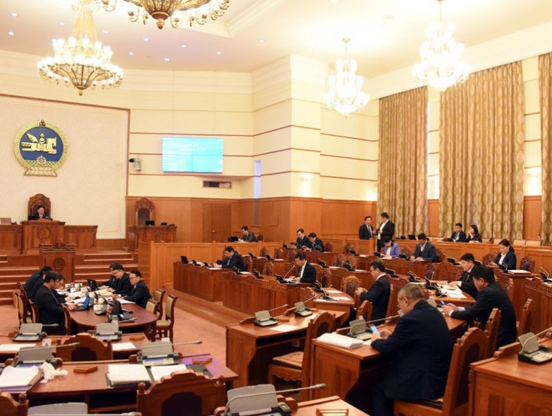 Зургаан сая хүртэлх төгрөгийн тэтгэвэр барьцаалсан иргэдийн зээлийг төрөөс нэг удаа төлөх хуулийг баталлаа