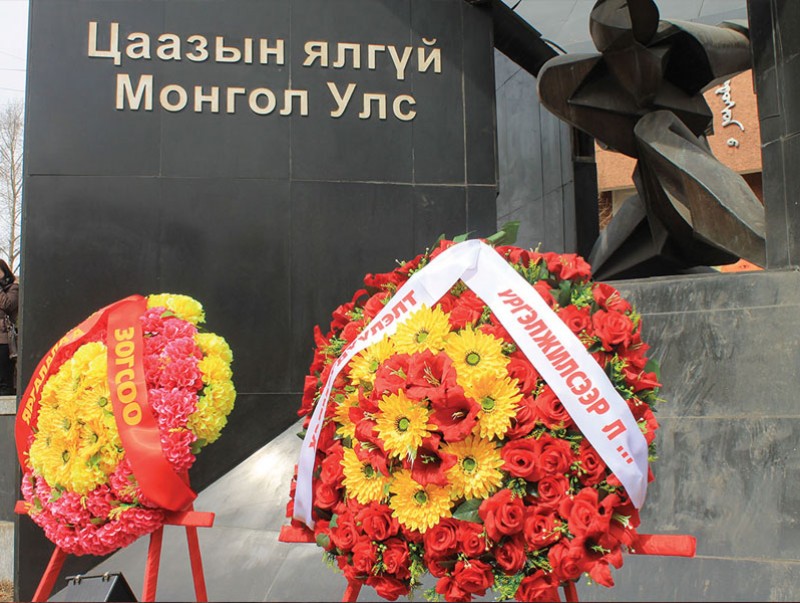 Хэлмэгдэгчдийн гэр бүлд 80 сая төгрөгийн нөхөн олговор гардуулав