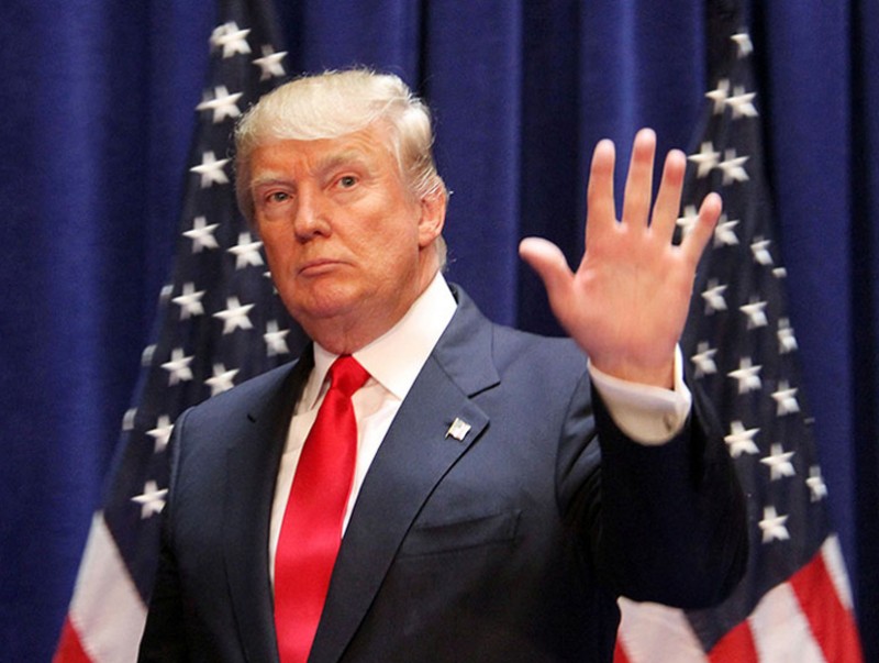 Ерөнхийлөгч Дональд Трамп өөрийнх нь эсрэг мэдүүлэг өгсөн хоёр ажилтнаа халжээ