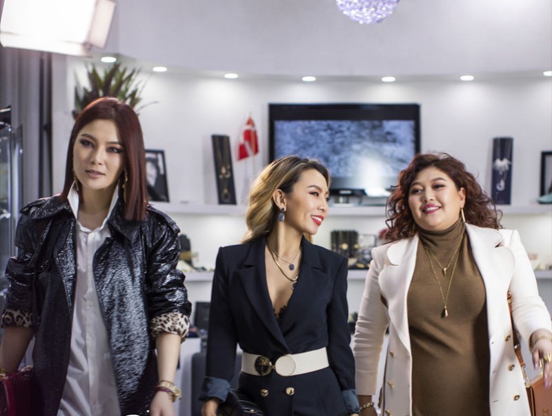 Дуучин Б.Баярцэцэг бүсгүйчүүдийг “Наашаа суу”-хыг урив