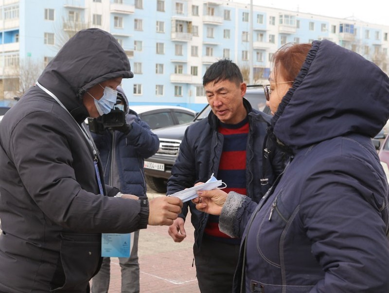 Иргэдэд нэг удаагийн амны хаалтыг үнэ төлбөргүй тарааж эхэллээ