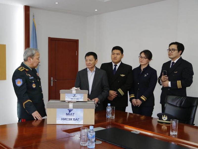 Мөнгөн цагаан хөлгийн эзэд хандивын гараа сунгалаа