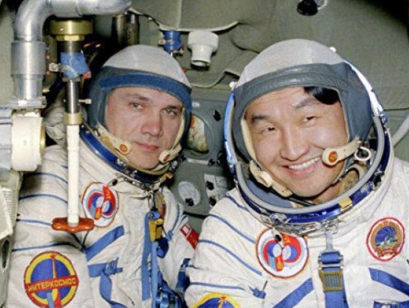 Монгол хүн сансарт ниссэн өдөр тохиож байна