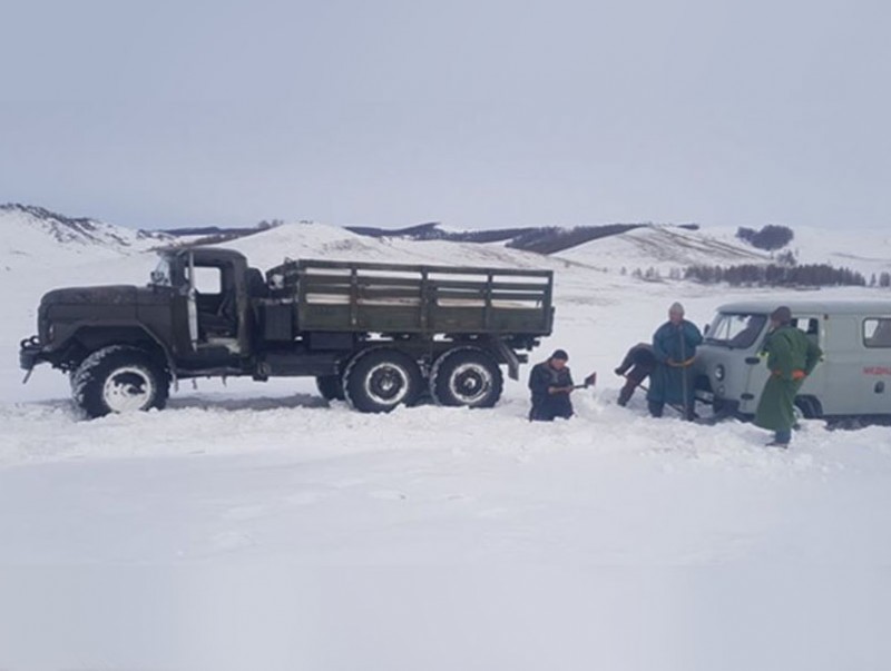 Өвөлжилт хүндэрсэн сумдад зэвсэгт хүчнийхэн ажиллаж байна