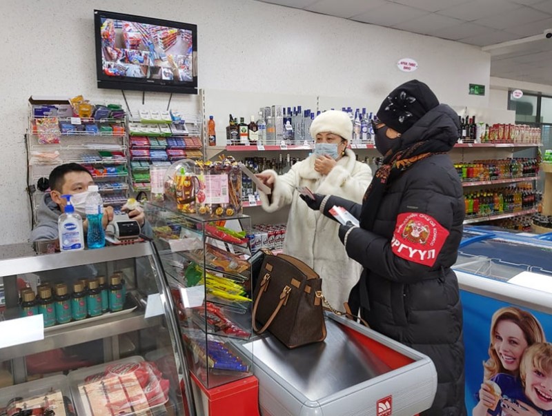 Нийтийн эзэмшлийн болон үйлчилгээний газарт нус, цэр, шүлсээ хаяхгүй байхыг анхааруулж байна