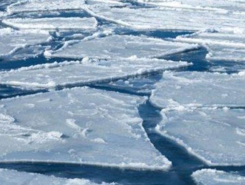 Гол, мөрөн, нуурын мөсний зузаан 5-50 см нимгэн байна