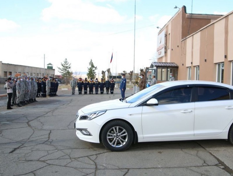 Шуурхай албаны автомашинтай боллоо
