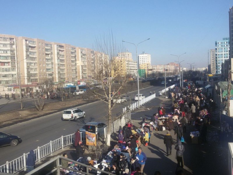 Өнөөдөр Хархорин худалдааны төвийн хойд талын автозамын нэг урсгалыг хаана