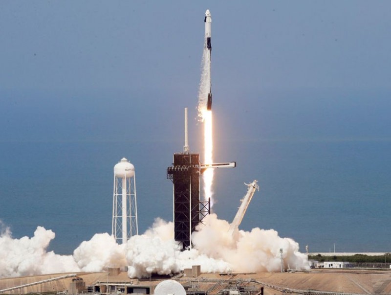 “SpaceX”-ийн сансрын хөлөг амжилттай хөөрлөө