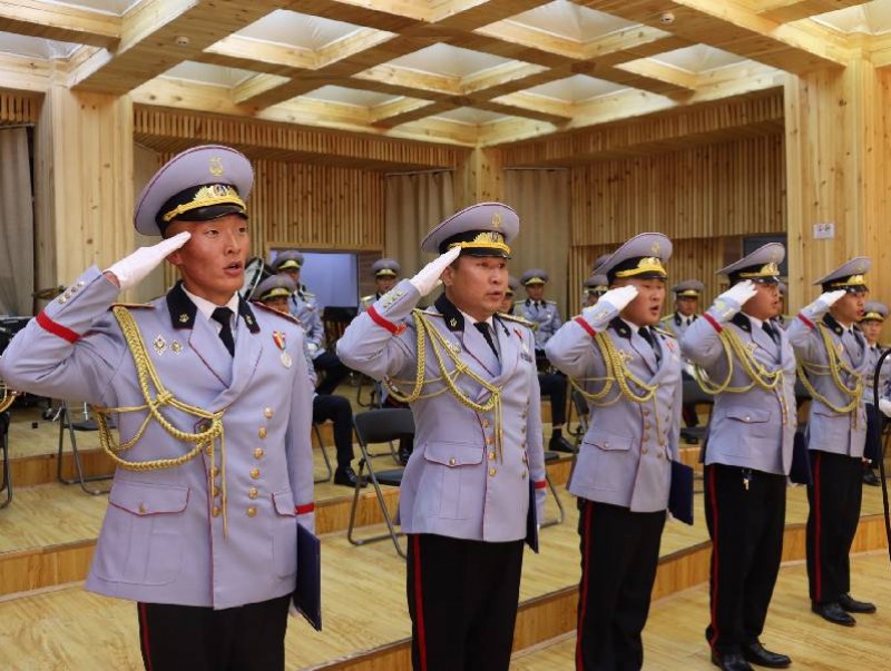 Үлгэр жишээ үлээвэр найрал хөгжмийн хамт олон мэргэжлийн 20 боловсон хүчнээ хүлээн авлаа