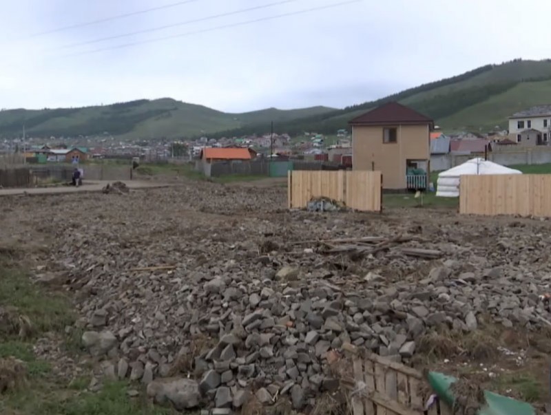 Баяр наадмын өдрүүдэд орсон усархаг аадар борооноор Бэлх зуслангийн айлууд үерт өртсөн байна