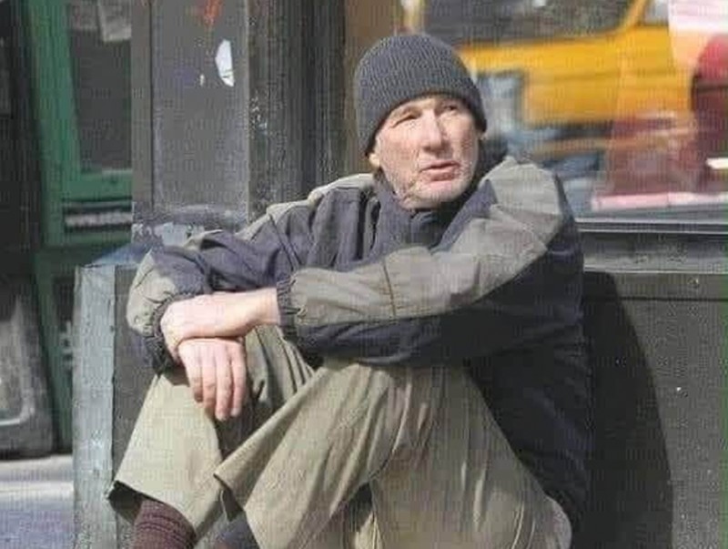 Холливудын жүжигчин Ричард Гир орон гэргүй хүний дүрд хувирчээ