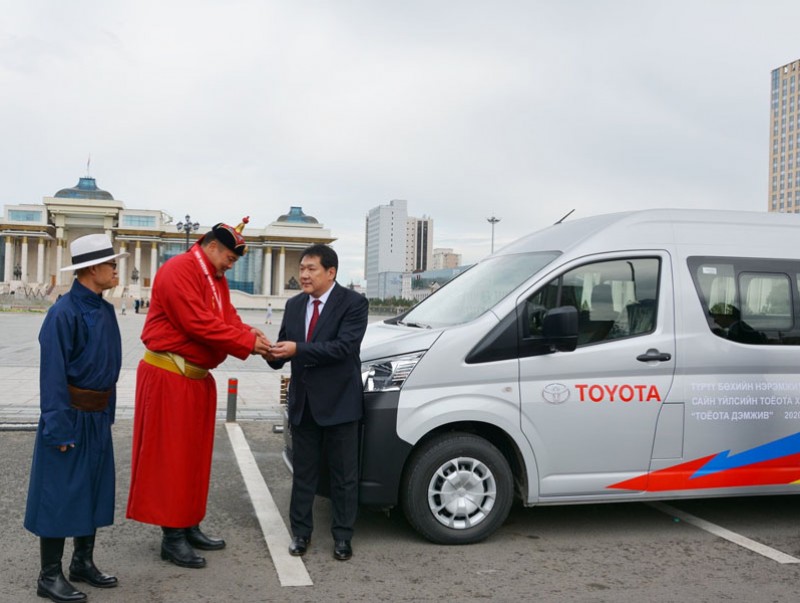Улсын аварга П.Бүрэнтөгс түрүү бөхийн нэрэмжит “Тоёота HIACE” автомашинаа НЭМГ-т гардууллаа