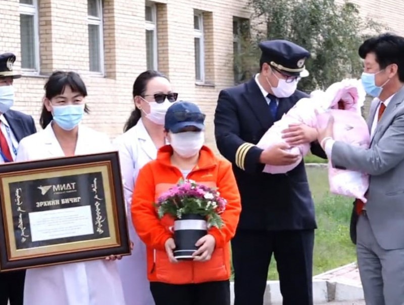 МИАТ ТӨХК агаарын хөлөгт мэндэлсэн ихэр охид болон ээжид нь компанийн нислэг үйлддэг бүх чиглэлд насан туршдаа үнэ төлбөргүй нисэх эрхийн бичиг гардууллаа