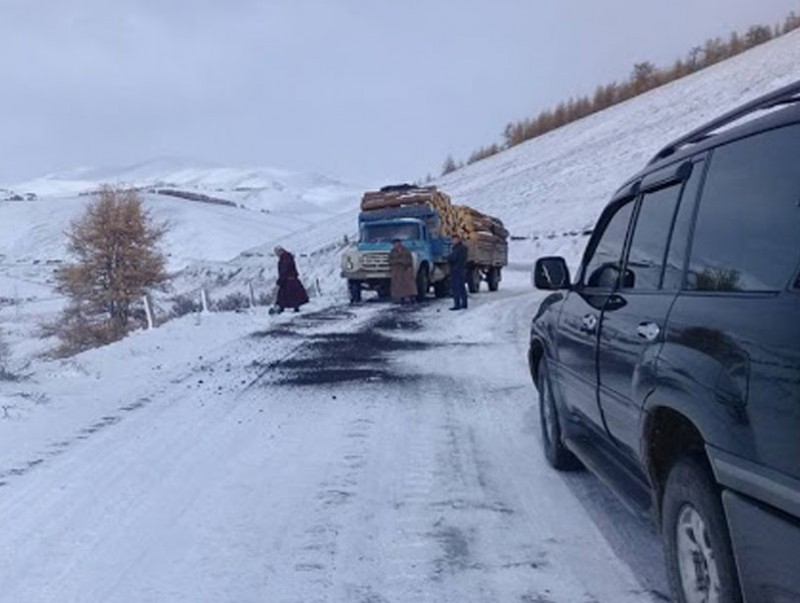 Орон нутгийн замд халтиргаа гулгаа үүсч болзошгүй