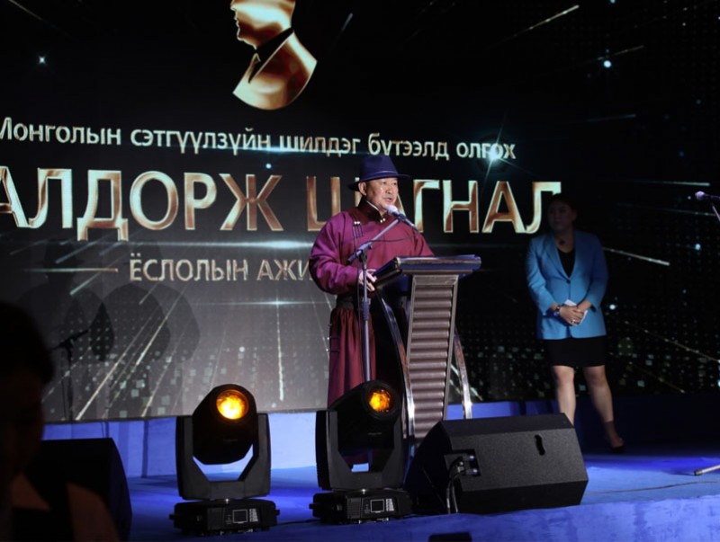 Ерөнхийлөгч Х.Баттулга: Сэтгүүлч хүн зөвд нь зөөлөн, бурууд нь шүүмжлэлтэй хандаж, нийгмийг урагшлуулах ташуур болж ажиллана гэдэгт итгэж байна