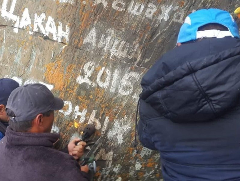 Хад чулуун дээр нэрээ бичсэн зургаан иргэнд хариуцлага тооцжээ