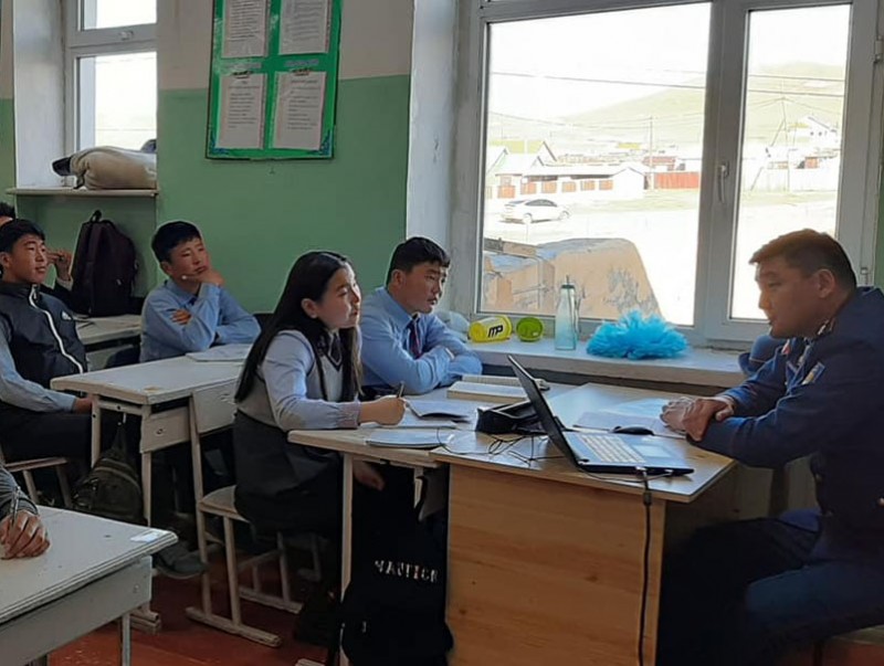 Төгсөх ангийнханд мэдээлэл өгөх уулзалт, ярилцлага хийж байна