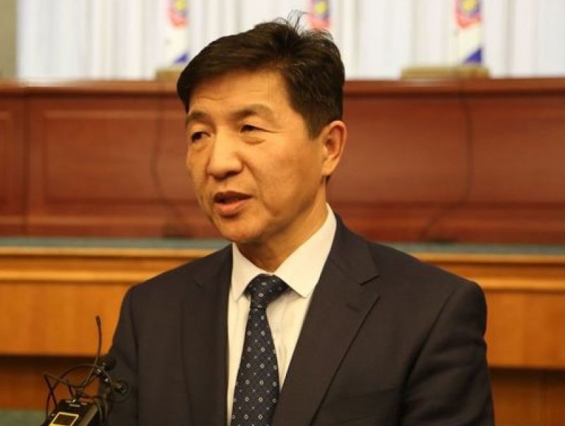 Долоон дипломатчийг ажлаас нь чөлөөлжээ
