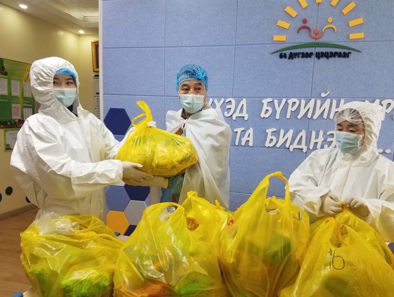 Зорилтот бүлгийн хүүхдүүдэд хүнсний дэмжлэг үзүүлж байна
