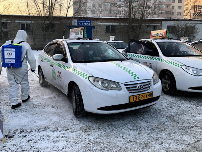Такси үйлчилгээний ариутгал халдваргүйтгэлийг хийж байна