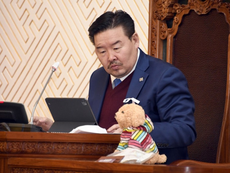 УИХ-ын гишүүд чуулганы нэгдсэн хуралдаанд цагаан тууз зүүж оролцлоо