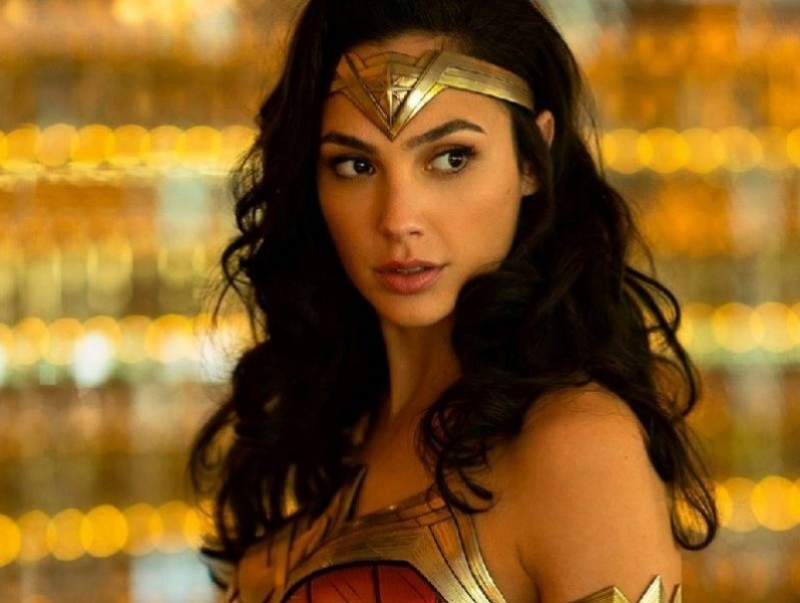 "Wonder woman" киноны гуравдугаар ангийг хийхээр боллоо