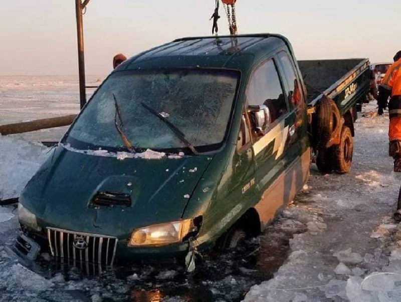 Буйр нууранд живсэн хоёр автомашиныг гаргав