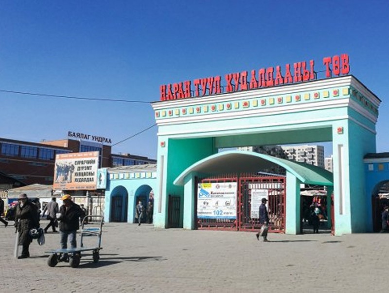 Ерөнхий сайд Л.Оюун-Эрдэнэ Нарантуул захад худалдаа эрхлэгчидтэй уулзаж байна