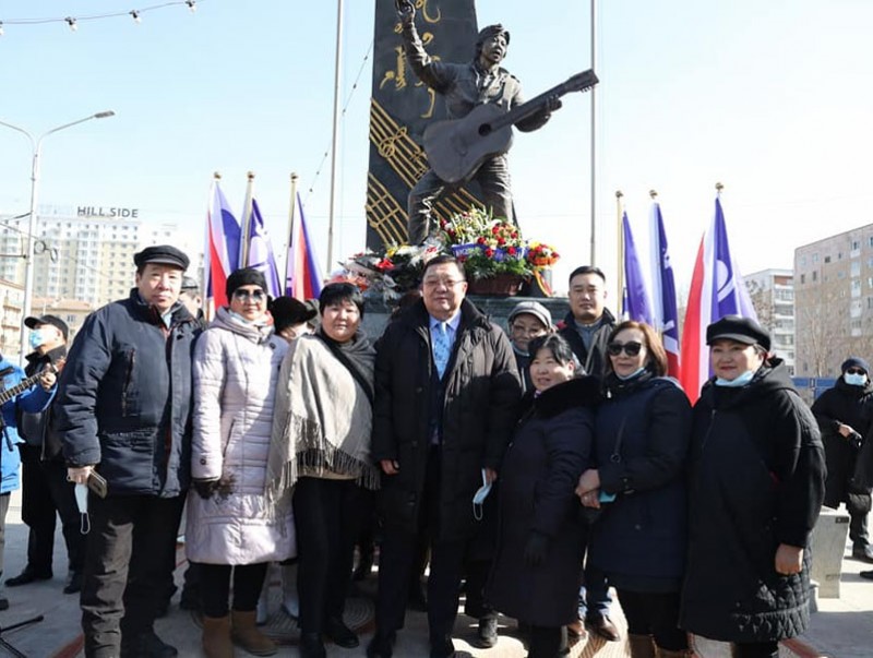 Ардчиллын дууч С.Цогтсайхан агсны гэрэлт хөшөөнд цэцэг өргөлөө