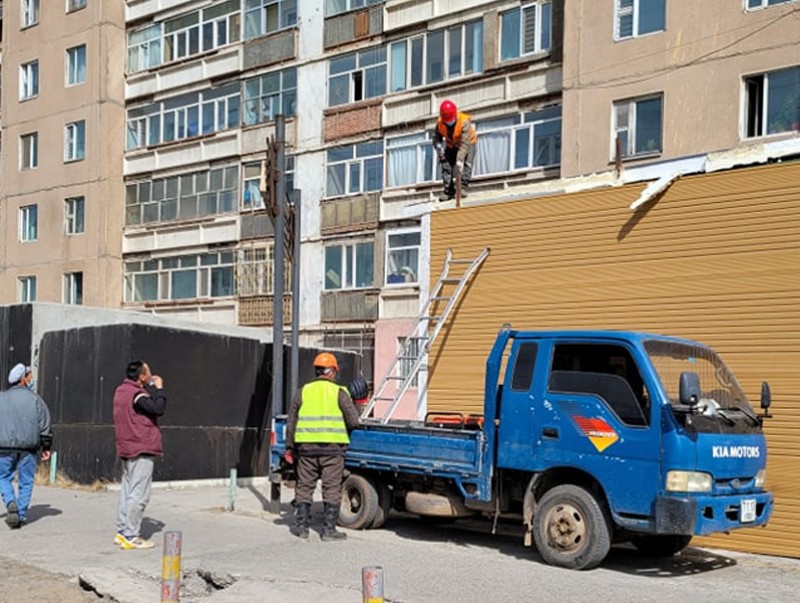Нийтийн эзэмшлийн талбайд зөвшөөрөлгүй барьсан барилгыг буулгалаа
