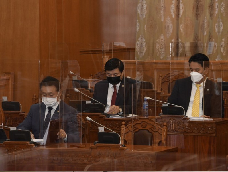 Төслүүдийг эцэслэн батлах бэлтгэл хангуулахаар Хууль зүйн байнгын хороонд шилжүүллээ